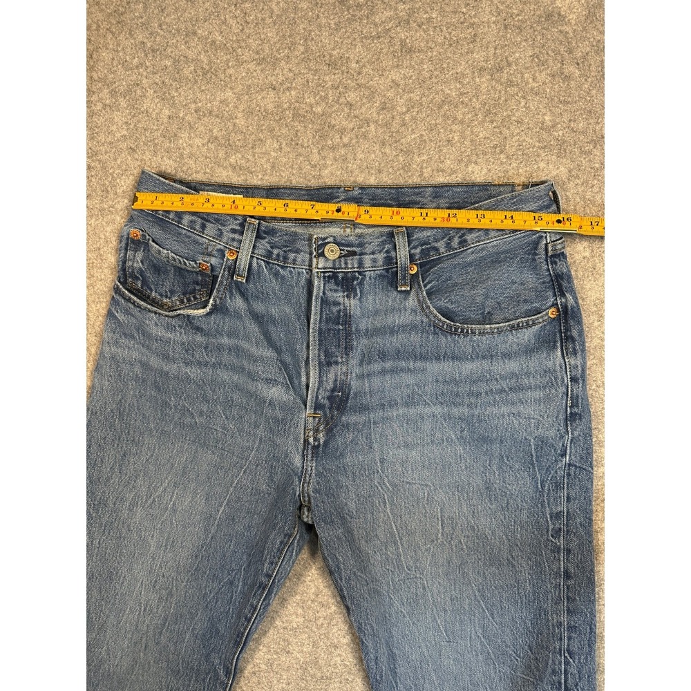 Levis 501 90s Straight Leg Jeans Mens Medium Wash Blue Button Fly Denim W30 L32 - Picture 6 of 10